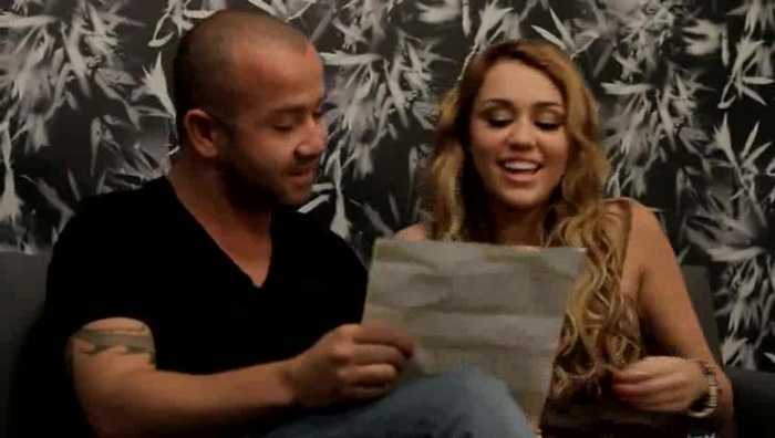 Festa No Brasil com Miley Cyrus aprendendo a cantar em português 262