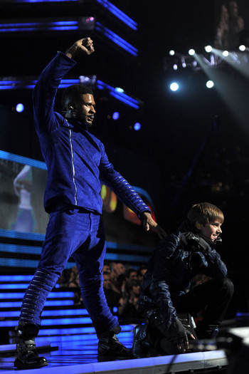 Usher+53rd+Annual+GRAMMY+Awards+Roaming+Inside+Ux0EXa-jO_ul - usher