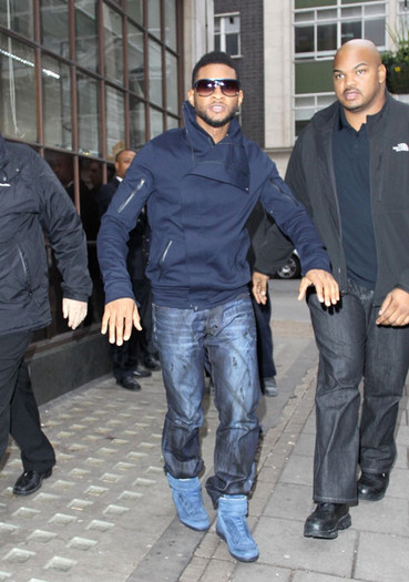 Usher+Usher+at+BBC+Radio+One+AXzJp9SwGuNl