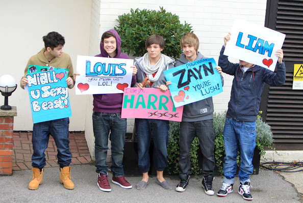 Boy+band+One+Direction+hold+up+placards+made+N475unYz-bul - One Direction
