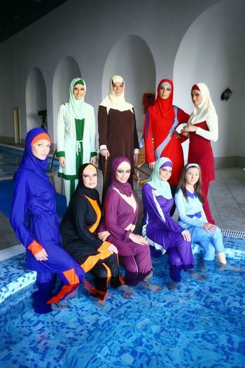 Femeile arabe in costume de baie