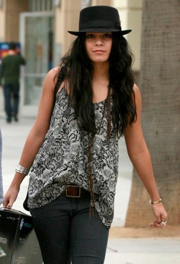 vanessa-hudgens-shopping-samo-38-540x793