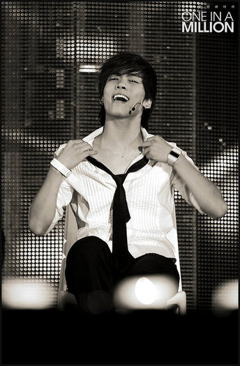 ca11b46bf32eb116_shinee-jong-hyun.preview - SHINee