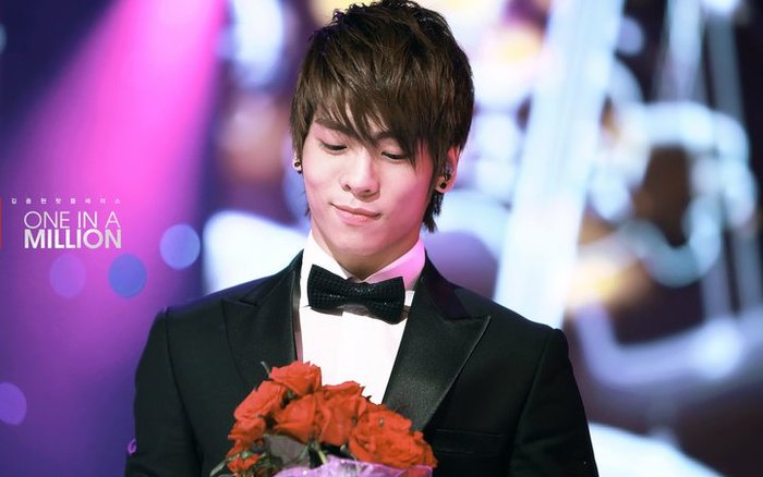 jonghyun-1inamillion-rose - SHINee