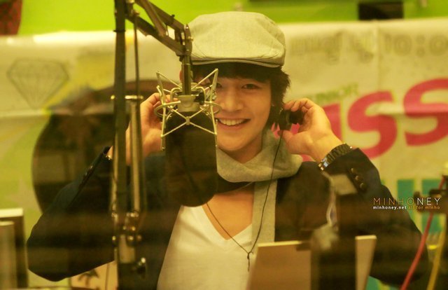 minkey-sukira-kiss-the-radio-shinee-19596707-640-414