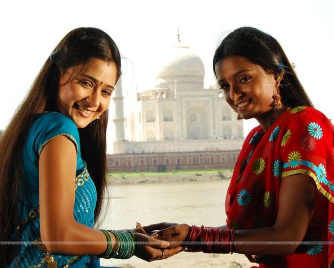 33320-ragini-and-sadhna-standing-near-tajmahal