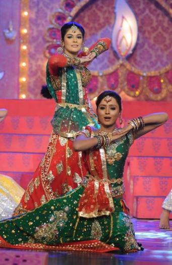Pooja-G-and-Parul-Chauhan-Performing-at-Diwali-Dilo-Ki-of-Star-Plus - Parul Chauhan