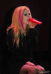 thumb_Avril_Lavigne_-_Hong_Kong_-_104