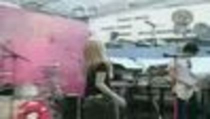 thumb_Avril_Lavigne_-_Live_in_Shinjuku_Japan_-_010