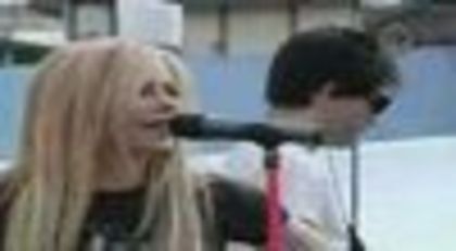 thumb_Avril_Lavigne_-_Live_in_Shinjuku_Japan_-_027