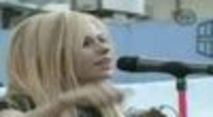 thumb_Avril_Lavigne_-_Live_in_Shinjuku_Japan_-_035