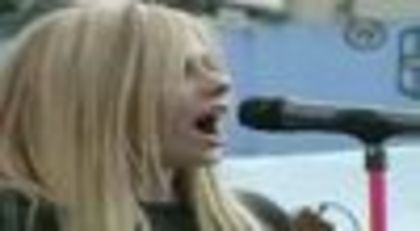 thumb_Avril_Lavigne_-_Live_in_Shinjuku_Japan_-_041