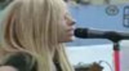 thumb_Avril_Lavigne_-_Live_in_Shinjuku_Japan_-_042