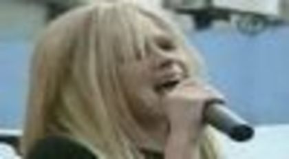 thumb_Avril_Lavigne_-_Live_in_Shinjuku_Japan_-_210