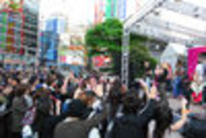thumb_shinjuku5 - Live Performances 2007 Live Performances April 29 - Surprise show in Shinjuku Japan