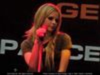 thumb_Avril_Lavigne_-_Berlin_Acoustic_Set_Autograph_Signing_-_002