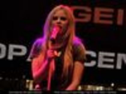 thumb_Avril_Lavigne_-_Berlin_Acoustic_Set_Autograph_Signing_-_003