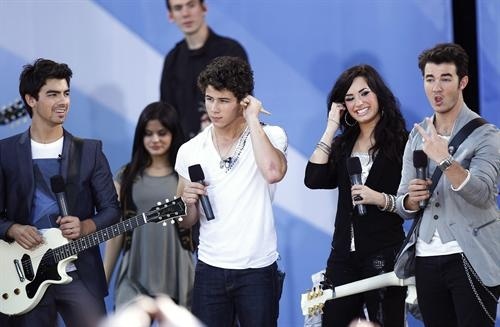 jonas-brothers-joe-nick-and-kevin-smile-stage-with-lovato-before-performing-central-park