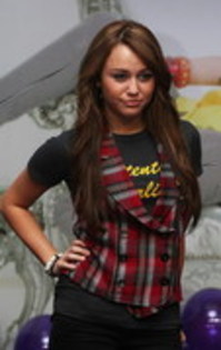 19486512_UHWSQWWBH - Super club Miley