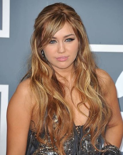 Miley Cyrus - Atentie Miley premiere Grammy 2011