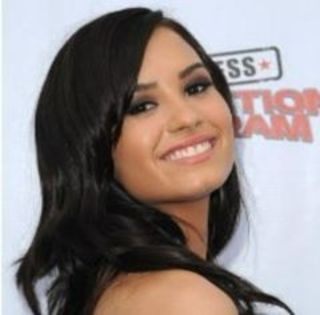 Demi-Lovato-din-nou-neagra-la-par-