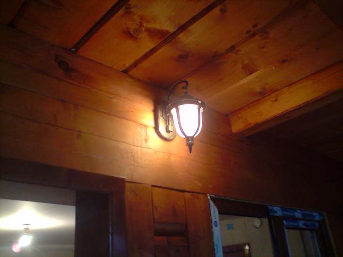 Detaliu cabana felinar electric; interior felinar aplicat pe lemn
