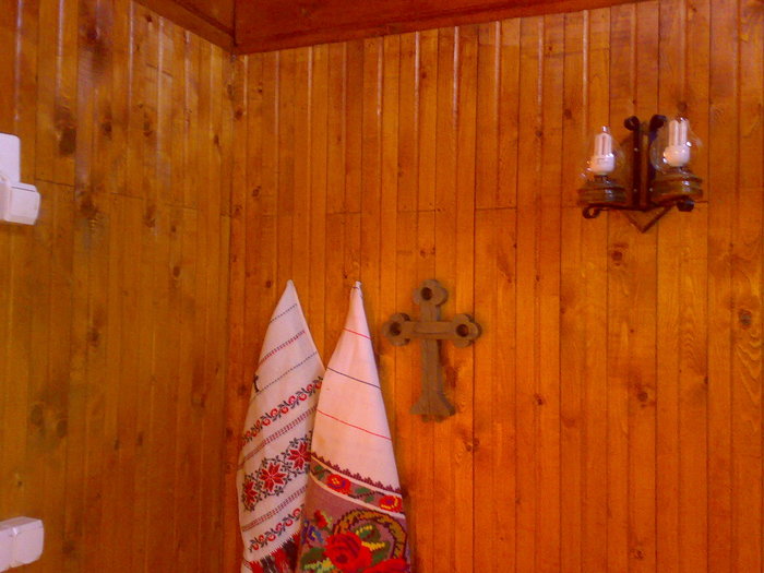 Interior; interior cabanna ornamente traditionale di zona Ardealului
