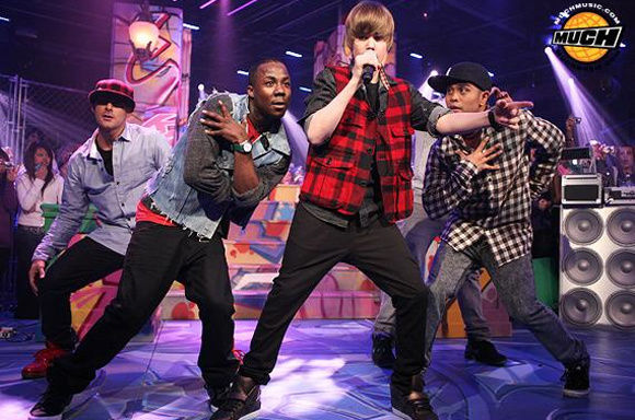 Justin Bieber CAND CANTA - POZE COOOL CU JUSTIN BIBER