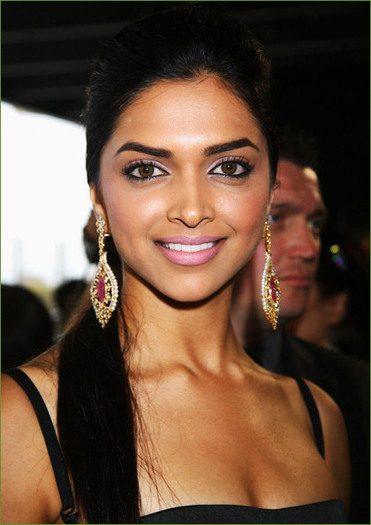 deepika-in-black-smile[2]