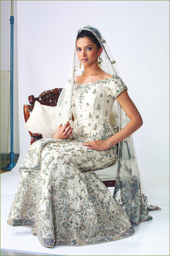 deepika-wedding-dress[2] - Deepika imbracaminte indiana