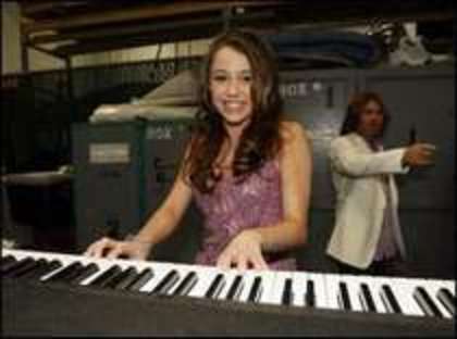 MC - Miley Cyrus