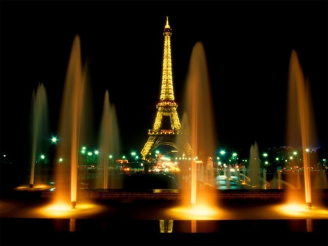Eiffel_Tower_at_Nigh