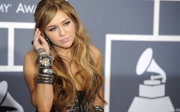 miley crus - Atentie Miley premiere Grammy 2011