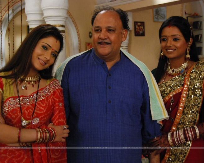 3333ju3-prakashchand-sharma-with-her-daughters - SAPNA BABUL KA BIDAAI ALL PICTURES AND WALLPAPERS