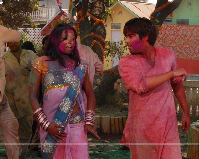 33129-ranvir-and-ragini-doing-dance-in-holiui