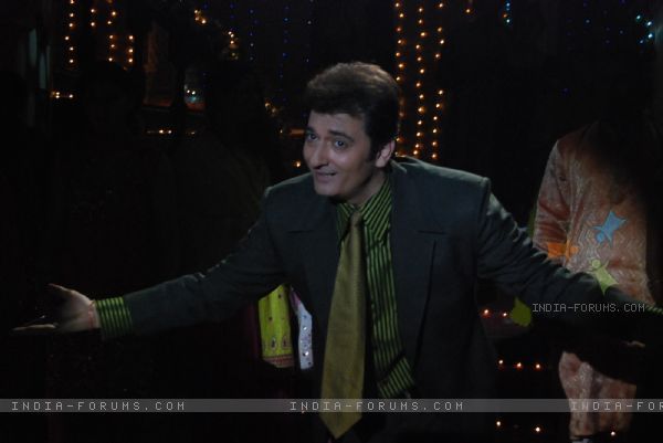 33221-indrajit-rajvansh-doing-dance