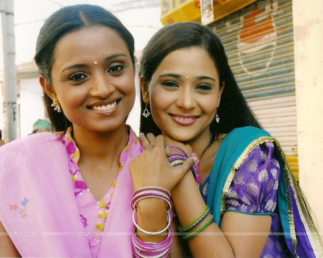 33257-sara-and-parul-looking-charmingo