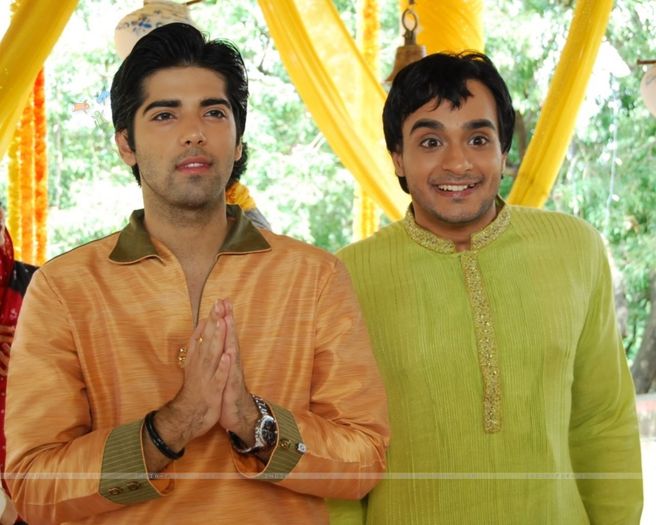 33282-alekh-and-ranvir-praying5r