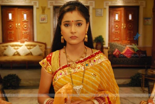 33355-sadhna-looking-serious - SAPNA BABUL KA BIDAAI ALL PICTURES AND WALLPAPERS