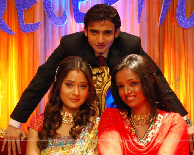 33357-ragini-and-sadhna-with-romit-raaj5 - SAPNA BABUL KA BIDAAI ALL PICTURES AND WALLPAPERS