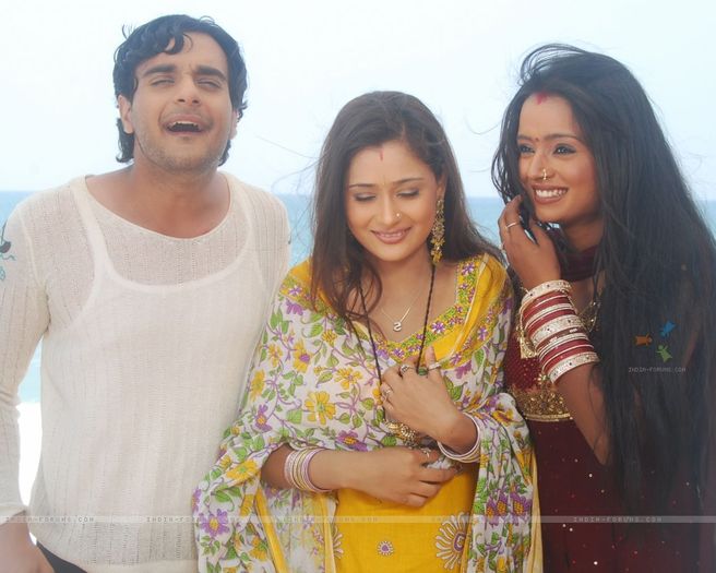 33146uj-alekh-sadhana-and-ragini-in-a-beach-in-kerala - SAPNA BABUL KA BIDAAI ALL PICTURES AND WALLPAPERS