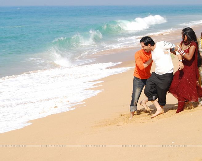 33148-alekh-ksadhna-ranvir-and-ragini-enjoying-in-sea-beach - SAPNA BABUL KA BIDAAI ALL PICTURES AND WALLPAPERS