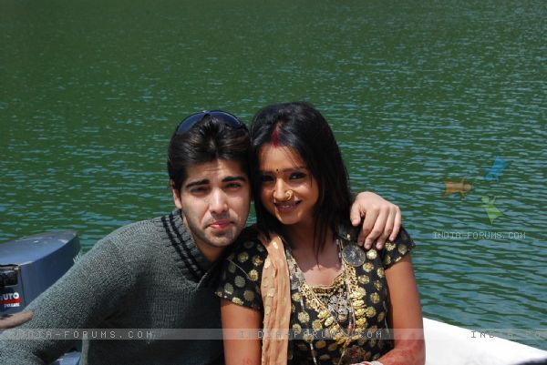 33159-ranvir-and-ragini-doing-boating - SAPNA BABUL KA BIDAAI ALL PICTURES AND WALLPAPERS