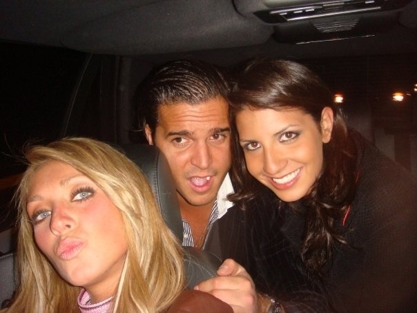 002 - Anahi con amigos en un club