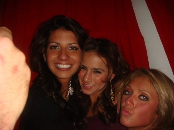 005 - Anahi con amigos en un club