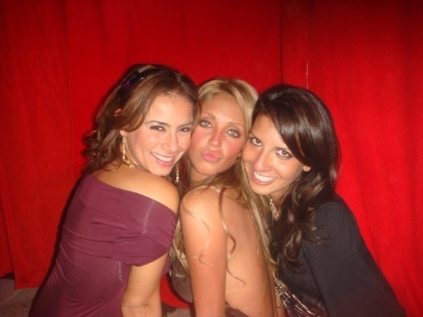 006 - Anahi con amigos en un club