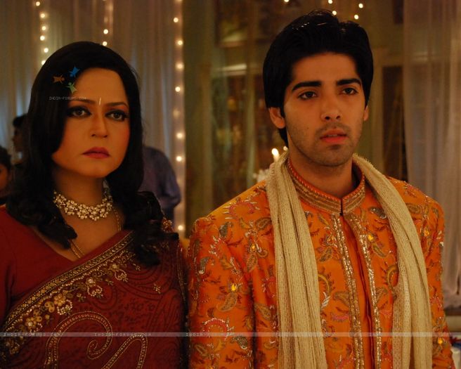 33213-vasundhara-and-ranvir-rajvansh-looking-shocke00o-d