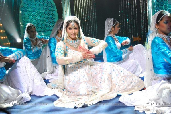 42353-sangeeta-ghosh-performing-on-chilman-in-bidai-nataraj-mahotsav