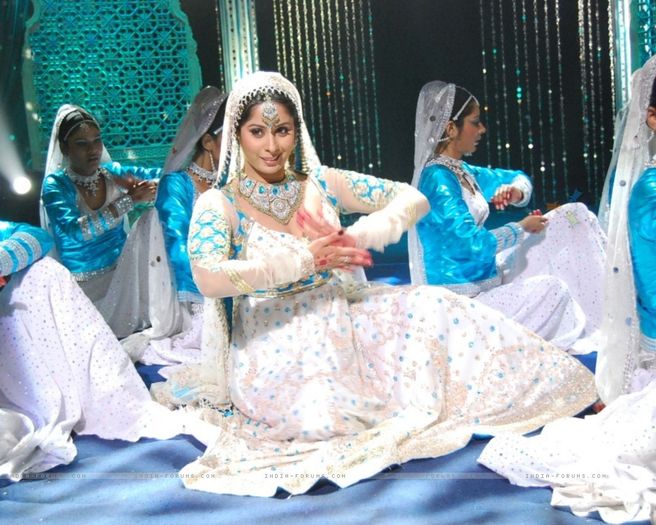 42353-sangeeta-ghosh-performing-on-chilman-in-bidai-nataraj-mahoyutsav