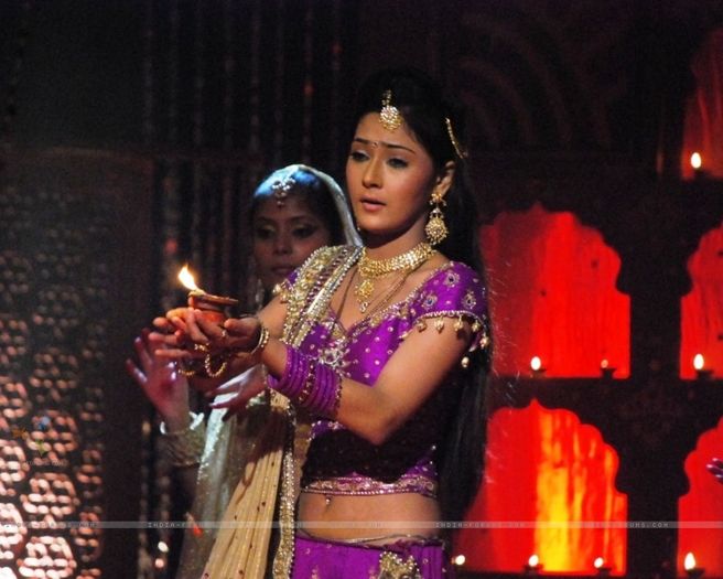 56388-sadhna-perfoming-on-a-song-in-tuiv-show-bidaai